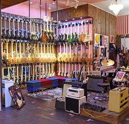 长江乐器城 以专业形象展示精品，打造沉浸式乐器购物空间